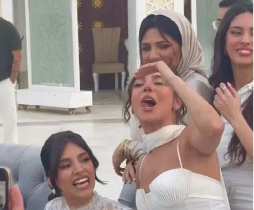 مايان السيد تجذب الانتباه خلال حفل زفاف شقيقتها
