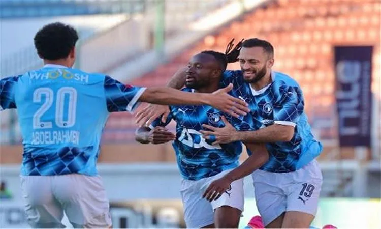 مايلي يقود هجوم فريق بيراميدز في مواجهته ضد بتروجيت بالدوري الممتاز. مايلي يقود هجوم فريق بيراميدز في مواجهته ضد بتروجيت بالدوري الممتاز.