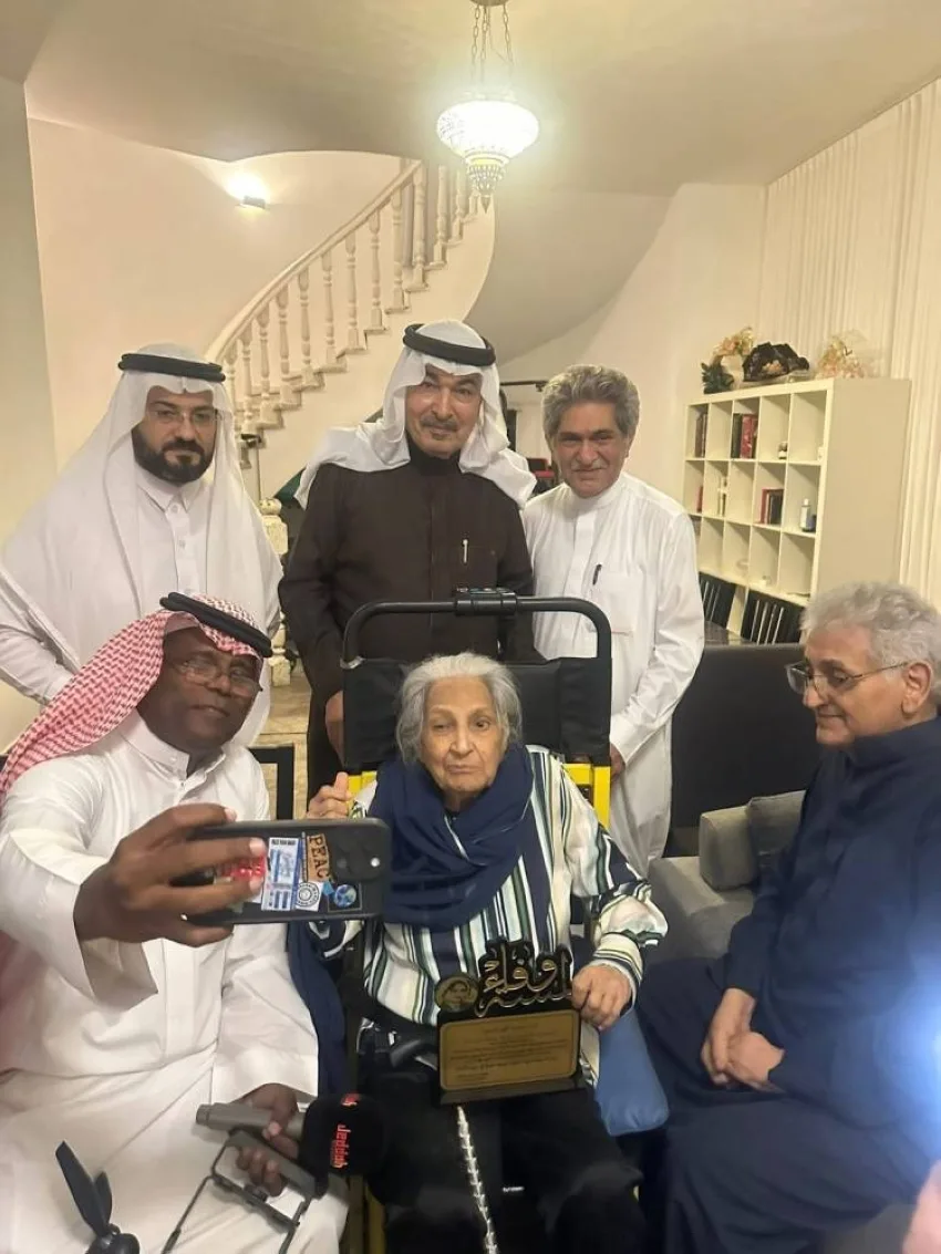 مبادرة لمسة تقدير خلال زيارة الفنانة توحة مبادرة لمسة تقدير خلال زيارة الفنانة توحة