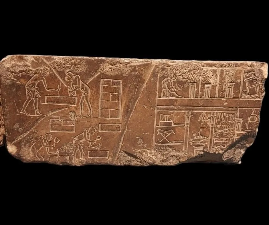 متحف آثار ملوي يعرض قطعة حجرية لعمال يقطعون الأحجار