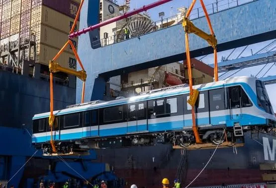 وزير النقل: وصول أول قطار مزود بتكييف للخط الأول لمترو الأنفاق إلى ميناء الإسكندرية وزير النقل: وصول أول قطار مزود بتكييف للخط الأول لمترو الأنفاق إلى ميناء الإسكندرية