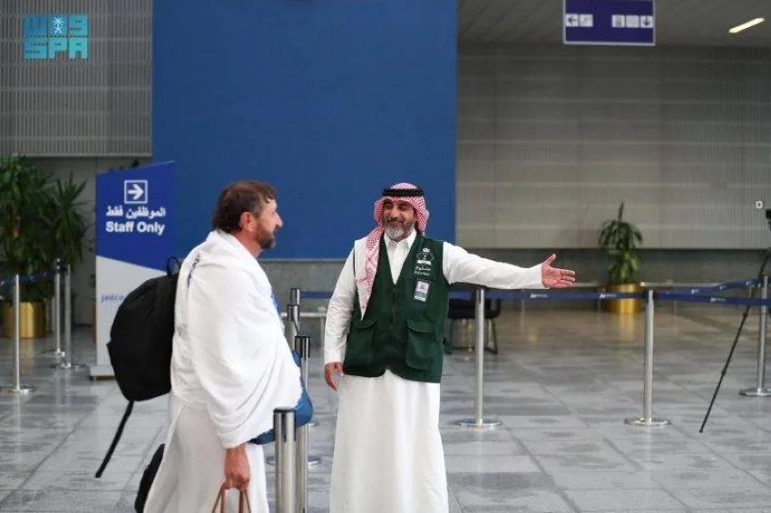 متطوعو الجوازات السعودية: دعم واهتمام لضيوف الرحمن متطوعو الجوازات السعودية: دعم واهتمام لضيوف الرحمن