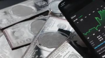 متوقعاً بلوغ الأوقية 70 دولاراً.. روبرت كيوساكي: سعر الفضة سيرتفع 100% في 2026