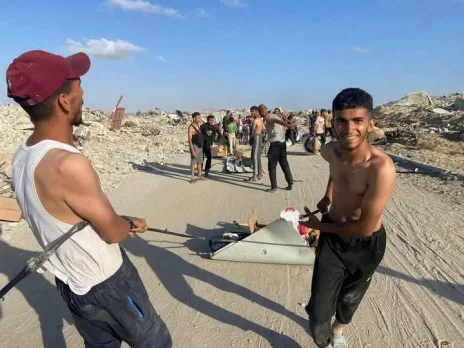 “مجاعة الجوعى”.. الجيش الإسرائيلي يفتك بثلاثة فلسطينيين ويصيب 46 آخرين خلال توافد المواطنين على مركز توزيع المساعدات في جنوب غزة، و”حماس” تندد بالجريمة، والأمم المتحدة تصف الحادث بالمروع. “مجاعة الجوعى”.. الجيش الإسرائيلي يفتك بثلاثة فلسطينيين ويصيب 46 آخرين خلال توافد المواطنين على مركز توزيع المساعدات في جنوب غزة، و”حماس” تندد بالجريمة، والأمم المتحدة تصف الحادث بالمروع.