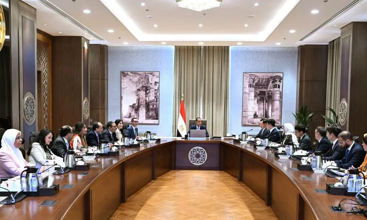 مجلس الوزراء يجتمع أسبوعياً لمناقشة مواضيع هامة متعددة مجلس الوزراء يجتمع أسبوعياً لمناقشة مواضيع هامة متعددة