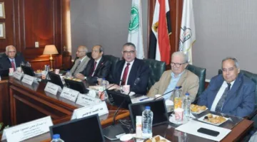 مجلس تجارة عين شمس يبحث تحسين المناهج التعليمية ويحتفل بالرموز الأكاديمية
