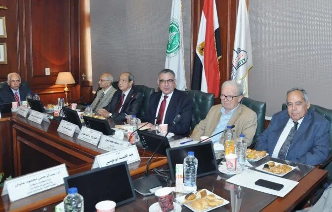 مجلس تجارة عين شمس يبحث تحسين المناهج التعليمية ويحتفل بالرموز الأكاديمية مجلس تجارة عين شمس يبحث تحسين المناهج التعليمية ويحتفل بالرموز الأكاديمية