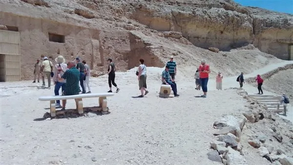 مجموعة سياحية دولية تتفقد معالم آثار بني حسن في المنيا