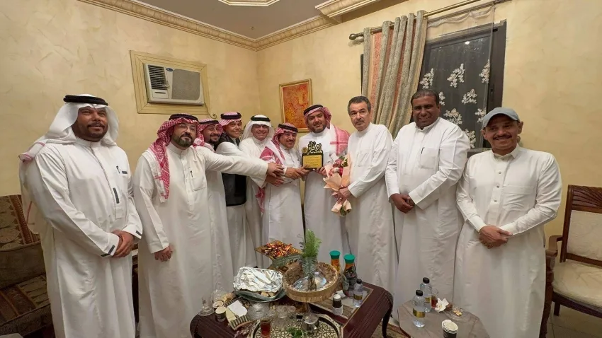 مجموعة لمسة وفاء تتفقد حالة الزميل الحداد.
