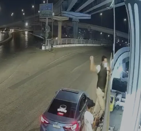مجهولون يلقون زجاجات على معرض سيارات من فوق كوبري عرابي بالعجوزة مجهولون يلقون زجاجات على معرض سيارات من فوق كوبري عرابي بالعجوزة