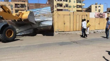 محافظ أسوان بالتعاون مع وزير النقل: إزالة 40 كشكًا غير قانوني و200 مظلة عشوائية على جدار السكك الحديدية في منطقة السيل