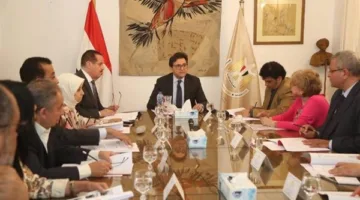 محافظ أسوان يبارك “آية محسن” بمناسبة فوزها بجائزة الدولة للمبدع الصغير لعام 2025
