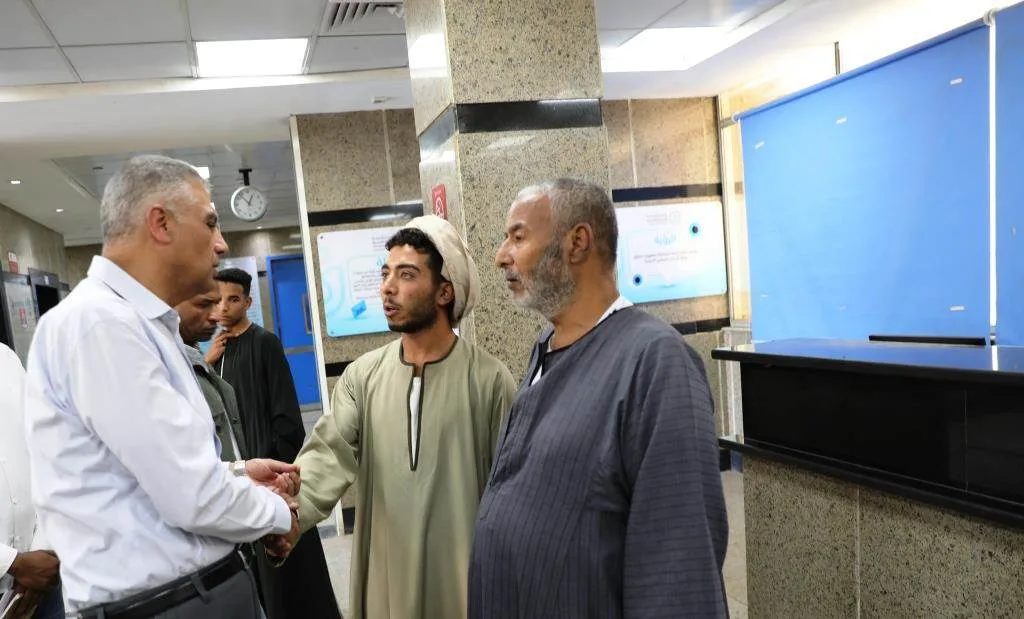 محافظ أسوان يتعاون مع وزير الصحة ورئيس الهيئة لتأمين الأطباء لمستشفى النيل في إدفعو محافظ أسوان يتعاون مع وزير الصحة ورئيس الهيئة لتأمين الأطباء لمستشفى النيل في إدفعو