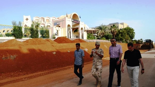 محافظ أسوان يتفقد مشروع تطوير وتوسعة وتجميل طريق السادات