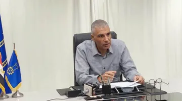 محافظ أسوان يراقب تقدم الأعمال في مشروع تعبيد طريق إدفو/مرسى علم