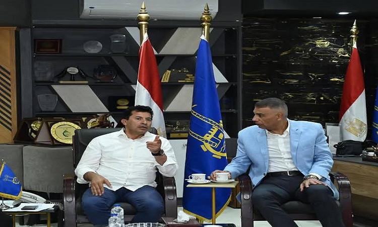 محافظ أسوان يستقبل وزير الشباب لاستكمال تنفيذ المشروعات بقرى"حياة كريمة "