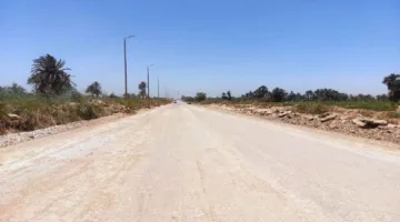 محافظ أسوان يشرف على أعمال تعبيد طريق «إدفو – مرسى علم»