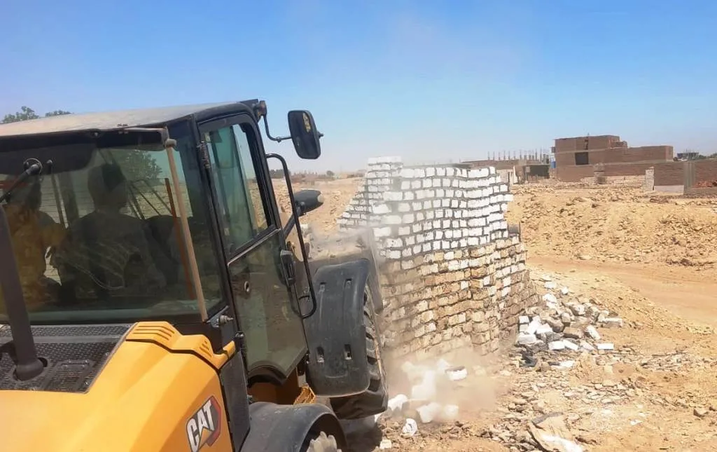 محافظ أسوان يشرف على إزالة 270 حالة تعدٍ خلال المرحلة الأولى من الحملة الـ 26 محافظ أسوان يشرف على إزالة 270 حالة تعدٍ خلال المرحلة الأولى من الحملة الـ 26