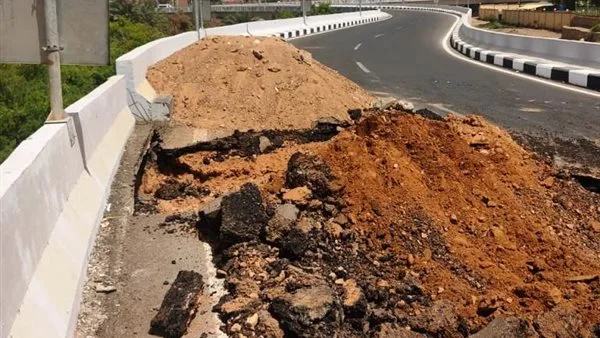 محافظ أسوان يعلن عن تشكيل لجنة لتفقد الانهيار الجزئي في كوبرى الخزان