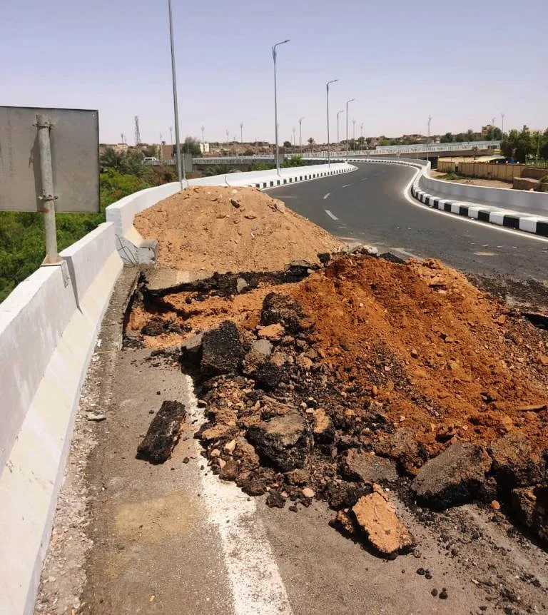 محافظ أسوان يكذب الأنباء حول انهيار في هيكل الكوبري البديل لخزان أسوان