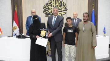 محافظ أسوان يكرّم عائلة شهيد الواجب خلال الاجتماع التنفيذي