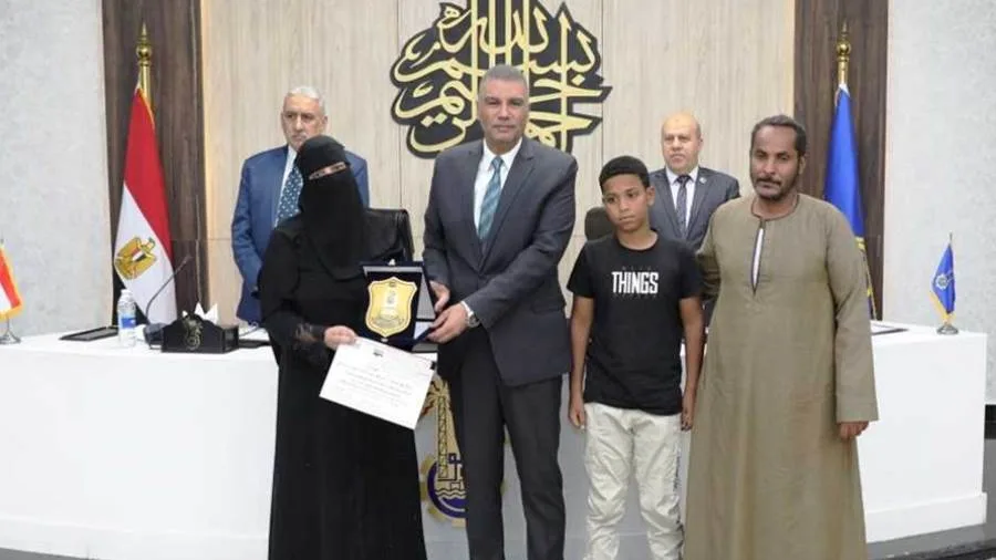 محافظ أسوان يكرّم عائلة شهيد الواجب خلال الاجتماع التنفيذي محافظ أسوان يكرّم عائلة شهيد الواجب خلال الاجتماع التنفيذي