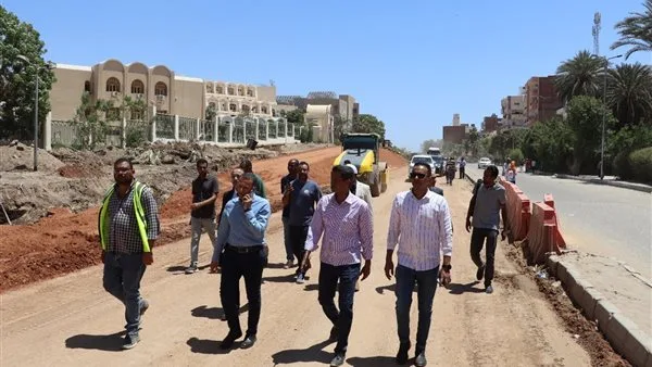 محافظ أسوان يكلف نائبه بمتابعة مشروع تطوير طريق السادات