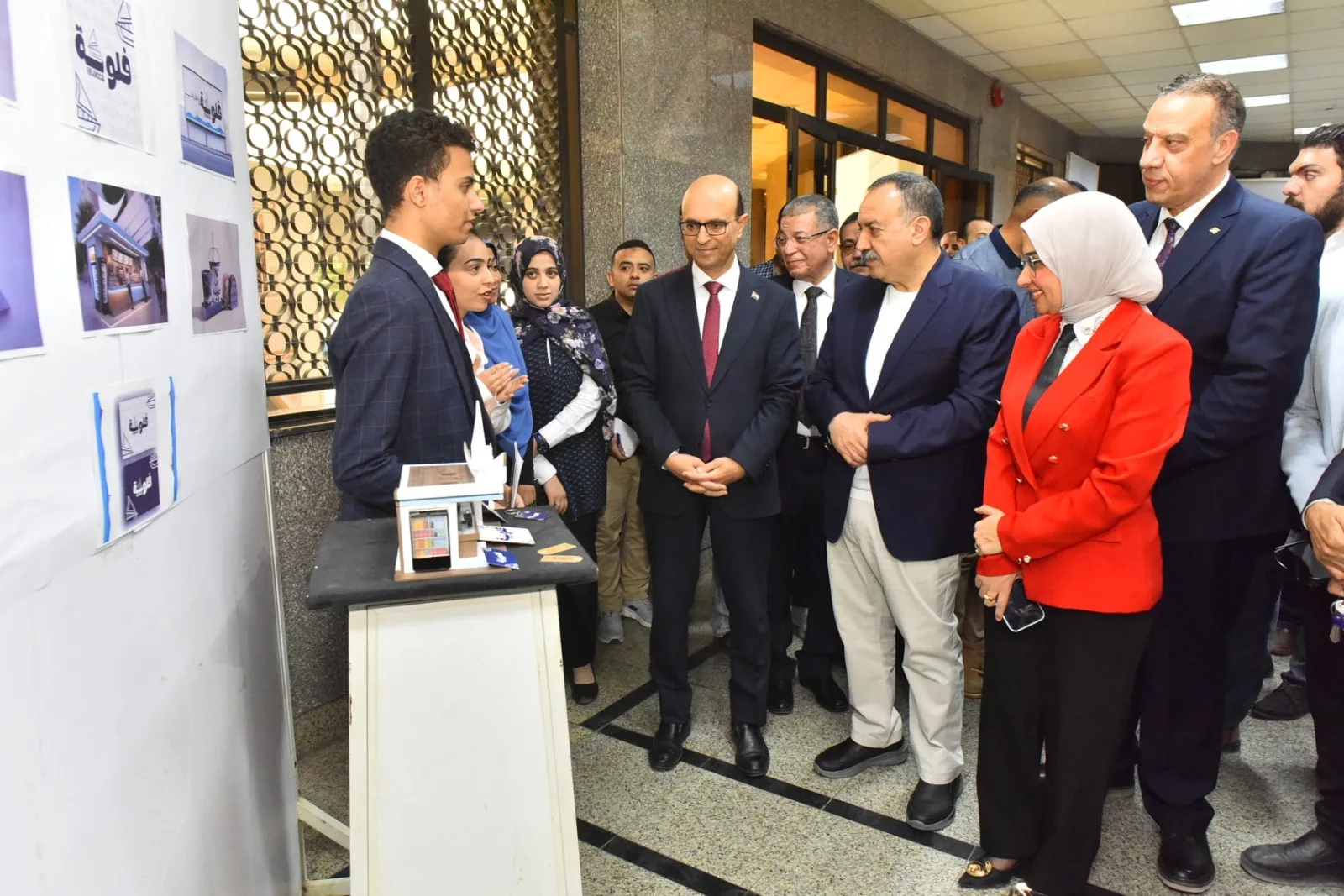محافظ أسيوط ورئيس الجامعة يفتتحان معرض اختيار أفضل تصميم لمنافذ البيع المتنقلة