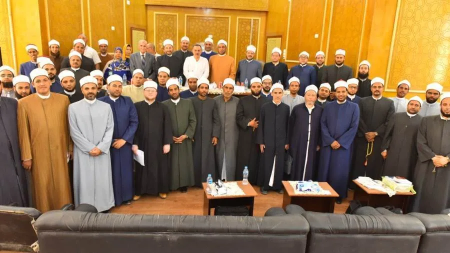 محافظ أسيوط يجتمع بوعاظ وواعظات الأزهر ويثني على جهودهم في تعزيز الوعي الاجتماعي محافظ أسيوط يجتمع بوعاظ وواعظات الأزهر ويثني على جهودهم في تعزيز الوعي الاجتماعي