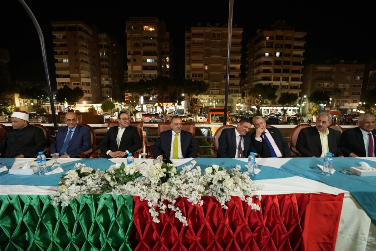 محافظ أسيوط يحضر زفاف فتاة يتيمة ويحث على تأمين كافة احتياجات الحياة الكريمة لها. محافظ أسيوط يحضر زفاف فتاة يتيمة ويحث على تأمين كافة احتياجات الحياة الكريمة لها.