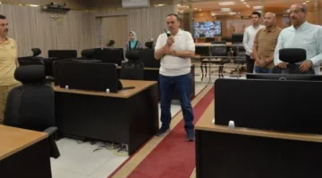 محافظ أسيوط يراقب جهود إطفاء حريق في حظائر مواشي بأبوتيج من مركز السيطرة