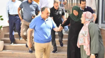 محافظ أسيوط يصطحب سيدة إلى مستشفى العيون ويأمر بتوفير علاجها عبر وزارة التضامن الاجتماعي