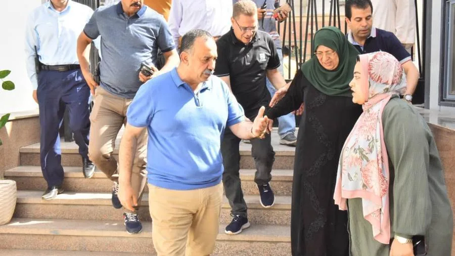 محافظ أسيوط يصطحب سيدة إلى مستشفى العيون ويأمر بتوفير علاجها عبر وزارة التضامن الاجتماعي محافظ أسيوط يصطحب سيدة إلى مستشفى العيون ويأمر بتوفير علاجها عبر وزارة التضامن الاجتماعي