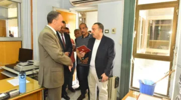 محافظ أسيوط يقوم بزيارة مركز خدمات المستثمرين لمراجعة جودة الخدمات وتعزيز البيئة الاستثمارية في المحافظة.