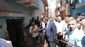 محافظ أسيوط يقوم بزيارة منطقة المصلة ويطالب بحل فوري لمشكلة الصرف الصحي.