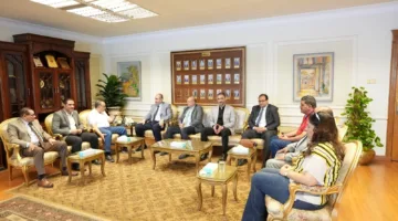 محافظ أسيوط يلتقي لجنة وزارة الشباب لبحث تطوير استاد الأربعين الرياضي