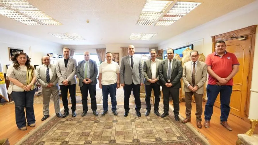 محافظ أسيوط يلتقي لجنة وزارة الشباب والرياضة لبحث تطوير استاد الأربعين الرياضي