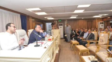 محافظ أسيوط يوجه بإجراءات سريعة لتعزيز الخدمات وتعزيز الاستثمارات ويحث على تنفيذ مبادرات تخفيف الأعباء.