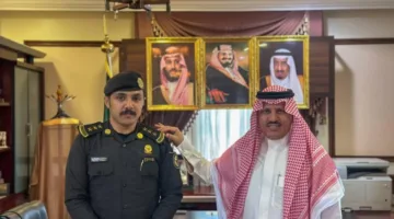 محافظ أملج يمنح النقيب عبدالرحمن سلطان الحربي رتبته المُحدثة.