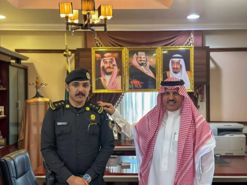 محافظ أملج يمنح النقيب عبدالرحمن سلطان الحربي رتبته المُحدثة. محافظ أملج يمنح النقيب عبدالرحمن سلطان الحربي رتبته المُحدثة.