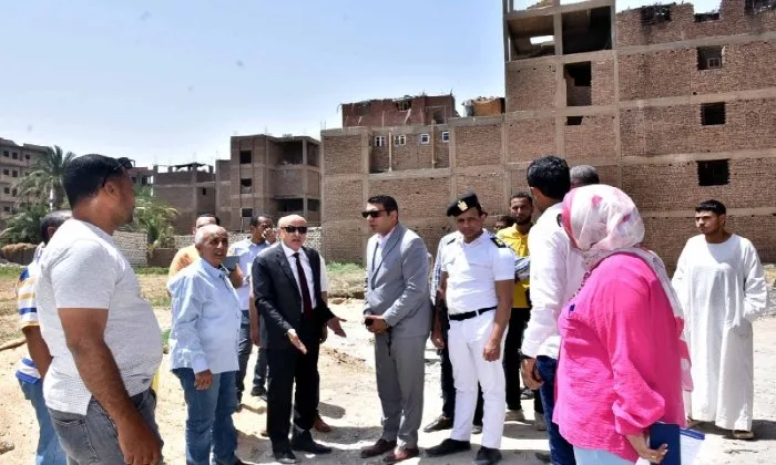محافظ الأقصر يأمر بهدم مبنى متعدد الطوابق في إسنا