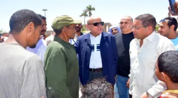 محافظ الأقصر يؤدي صلاة الجمعة في مسجد سيدي أبو الحجاج ويشارك المواطنين في “تراحموا”