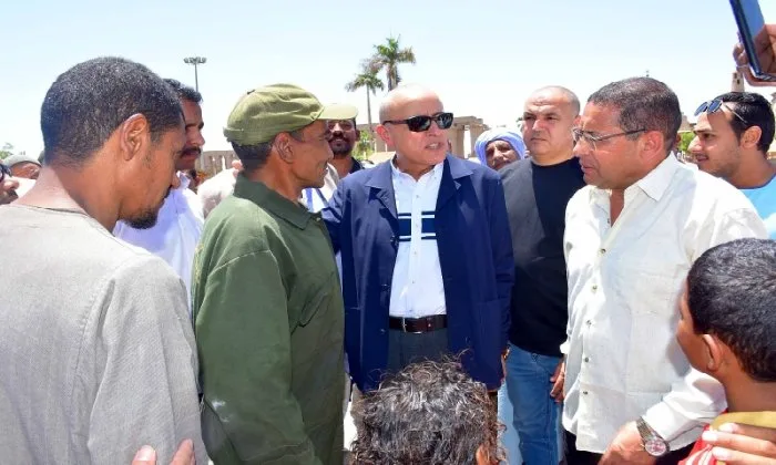 محافظ الأقصر يؤدي صلاة الجمعة في مسجد سيدي أبو الحجاج ويشارك المواطنين في “تراحموا”
