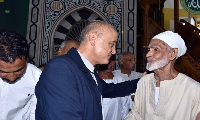 محافظ الأقصر يؤكد على حرمة القرآن الكريم ويستجيب لمطالب المصلين بمسجد الحجاجي