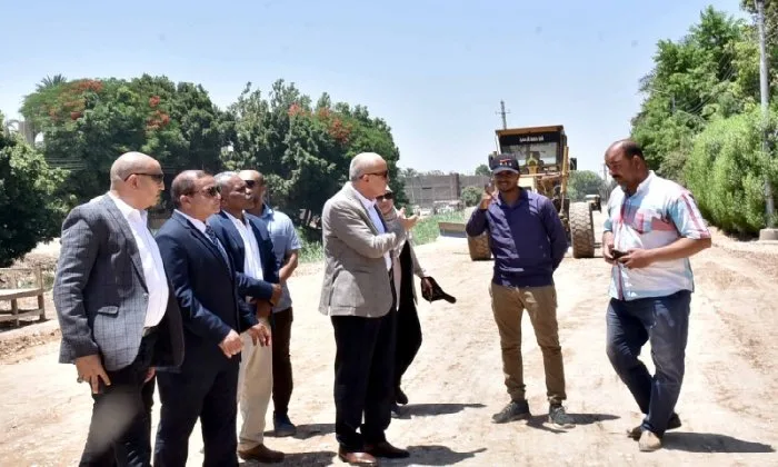 محافظ الأقصر يزور مشروع تسوية طريق الرزيقات – الرياينة في أرمنت محافظ الأقصر يزور مشروع تسوية طريق الرزيقات – الرياينة في أرمنت