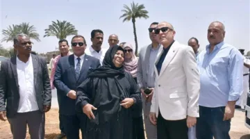 «محافظ الأقصر» يستجيب لدعوة سيدة لزيارة منزلها في الضفة الغربية (صور)