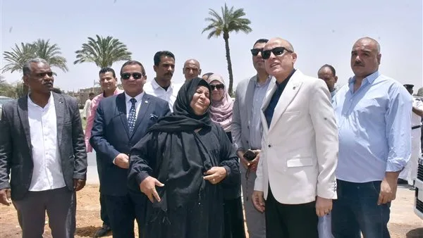 «محافظ الأقصر» يستجيب لدعوة سيدة لزيارة منزلها في الضفة الغربية (صور) «محافظ الأقصر» يستجيب لدعوة سيدة لزيارة منزلها في الضفة الغربية (صور)
