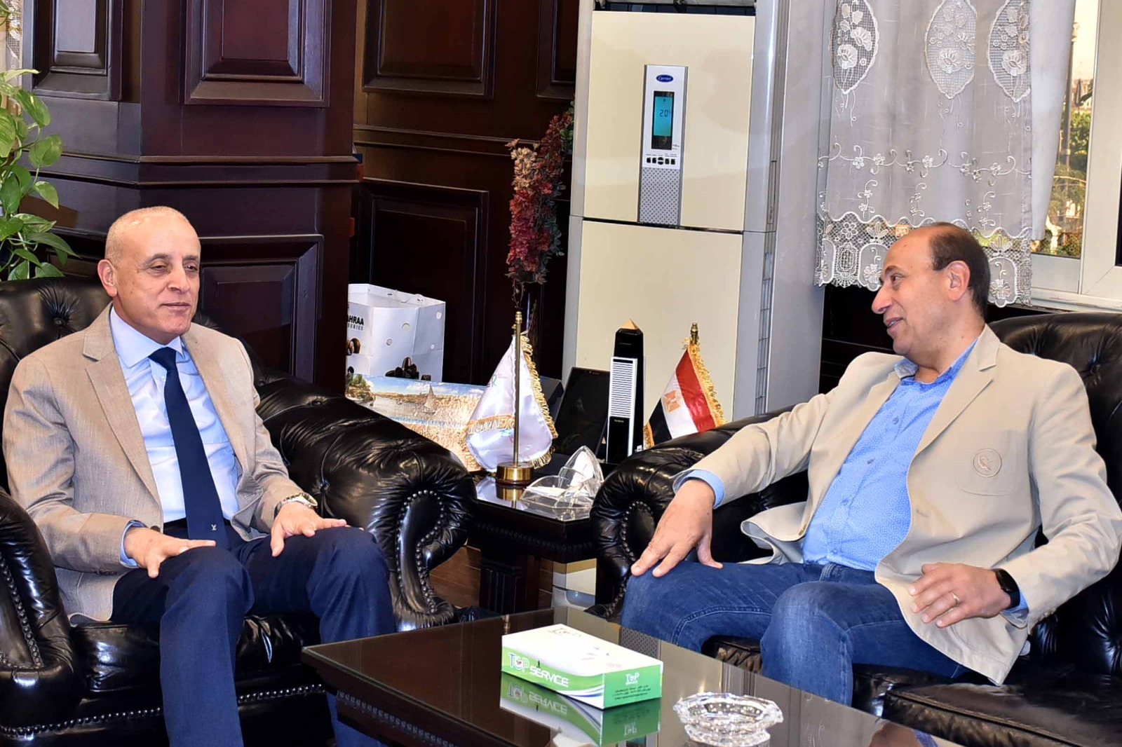 محافظ الأقصر يستقبل وفد الجهاز المركزى للتعمير لمناقشة مشروعات الجهاز بالمحافظة