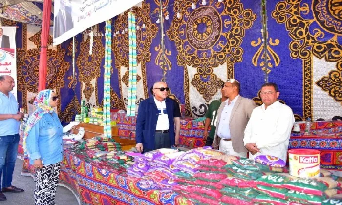 محافظ الأقصر يقوم بجولة في شوارع المدينة ويحث على رفع مستوى النظافة ومراقبة أسعار السلع. محافظ الأقصر يقوم بجولة في شوارع المدينة ويحث على رفع مستوى النظافة ومراقبة أسعار السلع.
