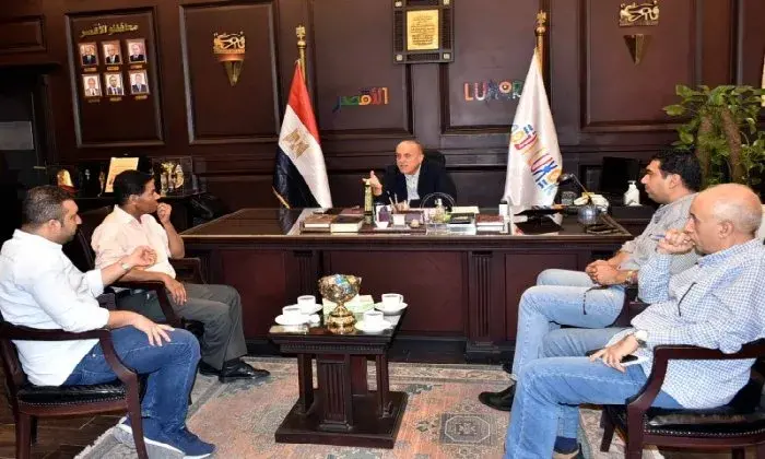 محافظ الأقصر يناقش تطوير مركز طب الأسرة بكيمان المطاعنة والمنشآت الصحية